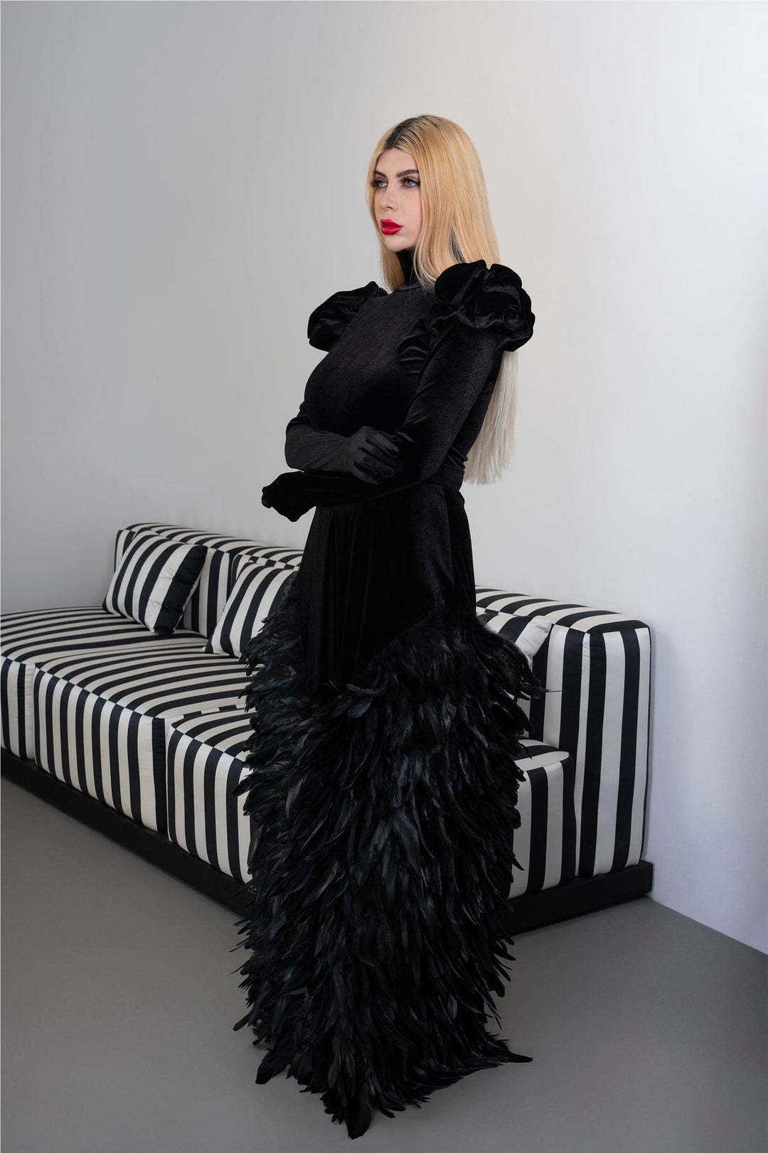 Long sleeve velvet dress with puffed shoulders and fathered skirt -ODD- ISLA