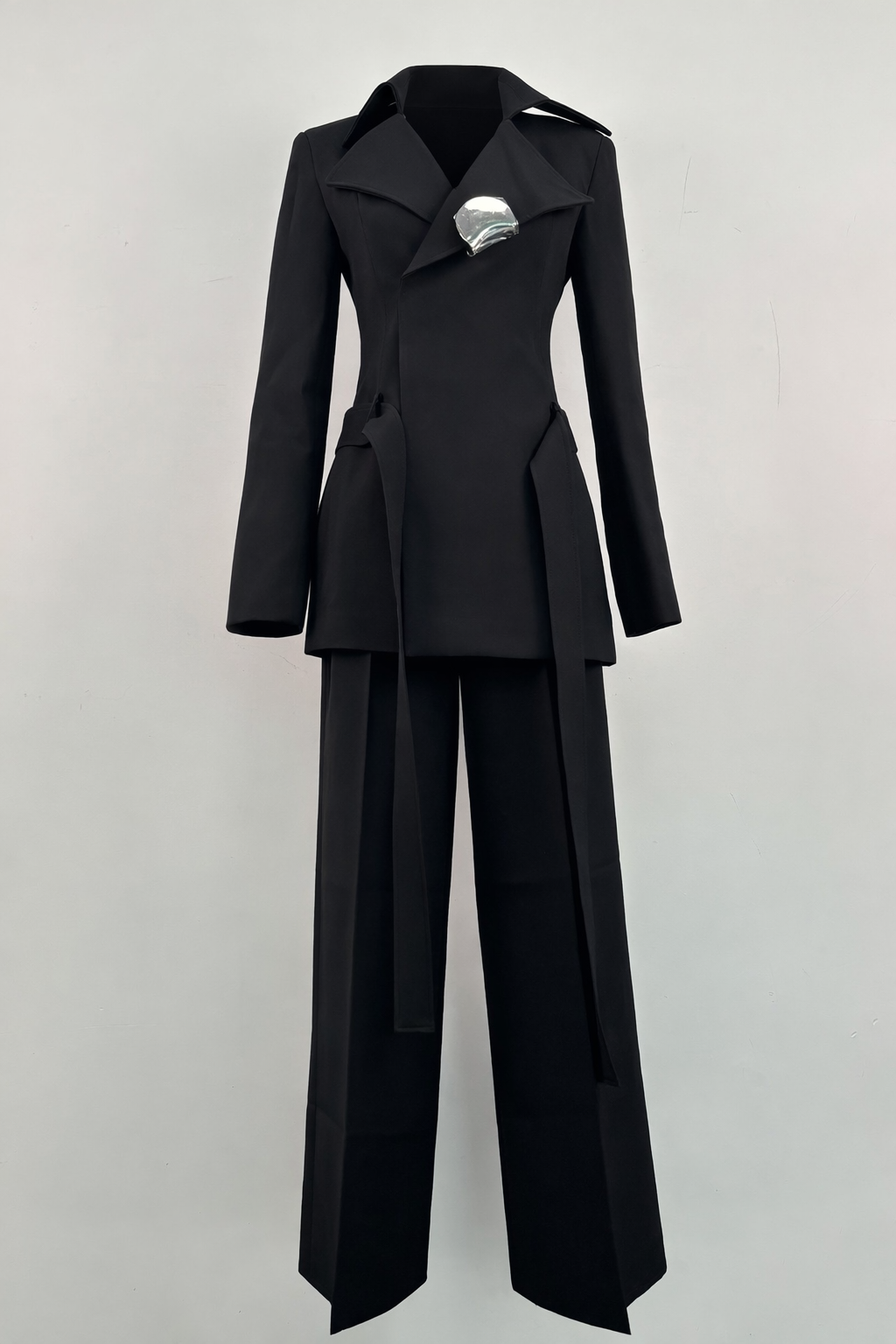 structured blazer set with wide-leg pants and metallic brooch – EDGE