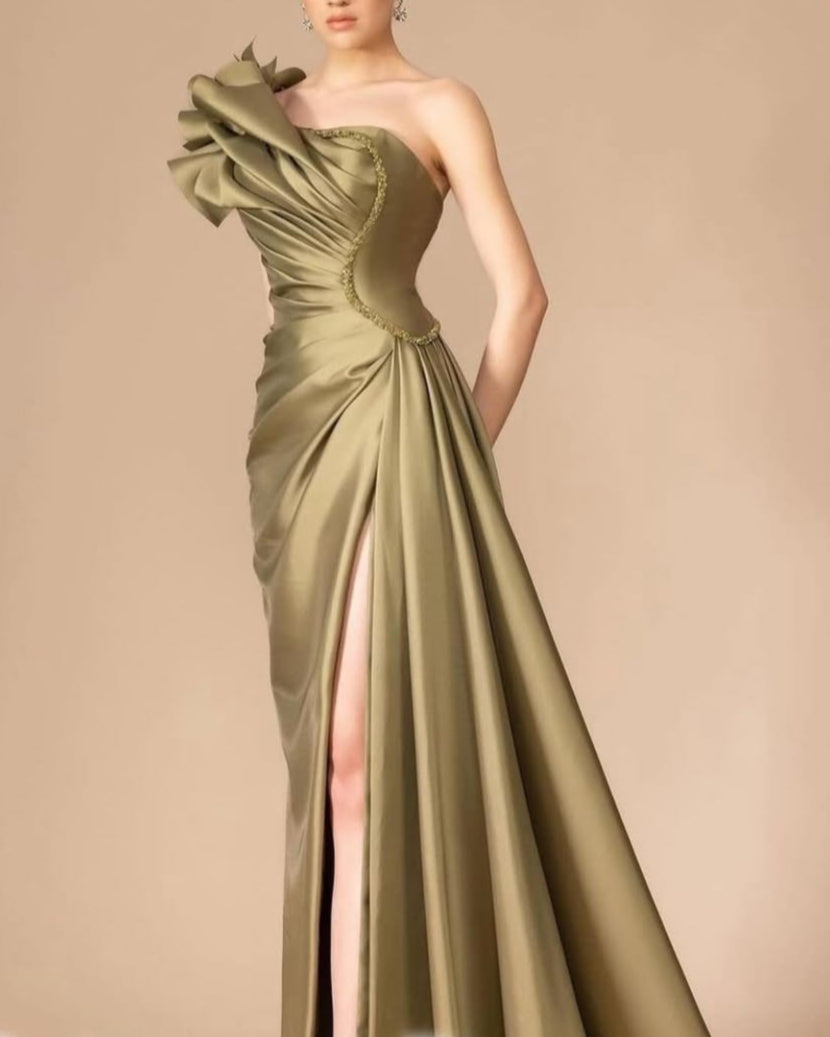One-shoulder satin dress with sculpted ruffle and high slit – ODD- OLIVIA