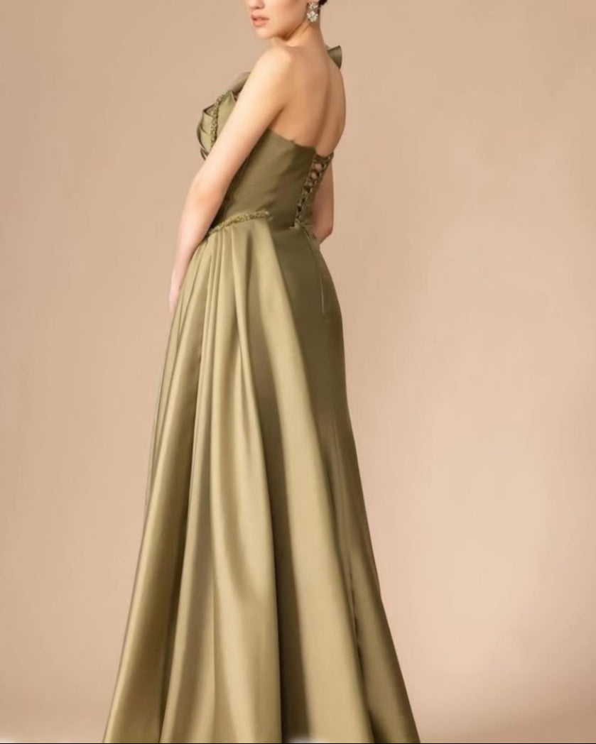 One-shoulder satin dress with sculpted ruffle and high slit – ODD- OLIVIA