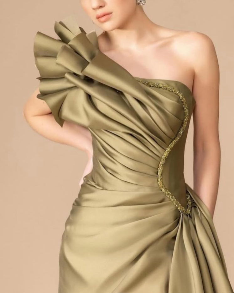 One-shoulder satin dress with sculpted ruffle and high slit – ODD- OLIVIA
