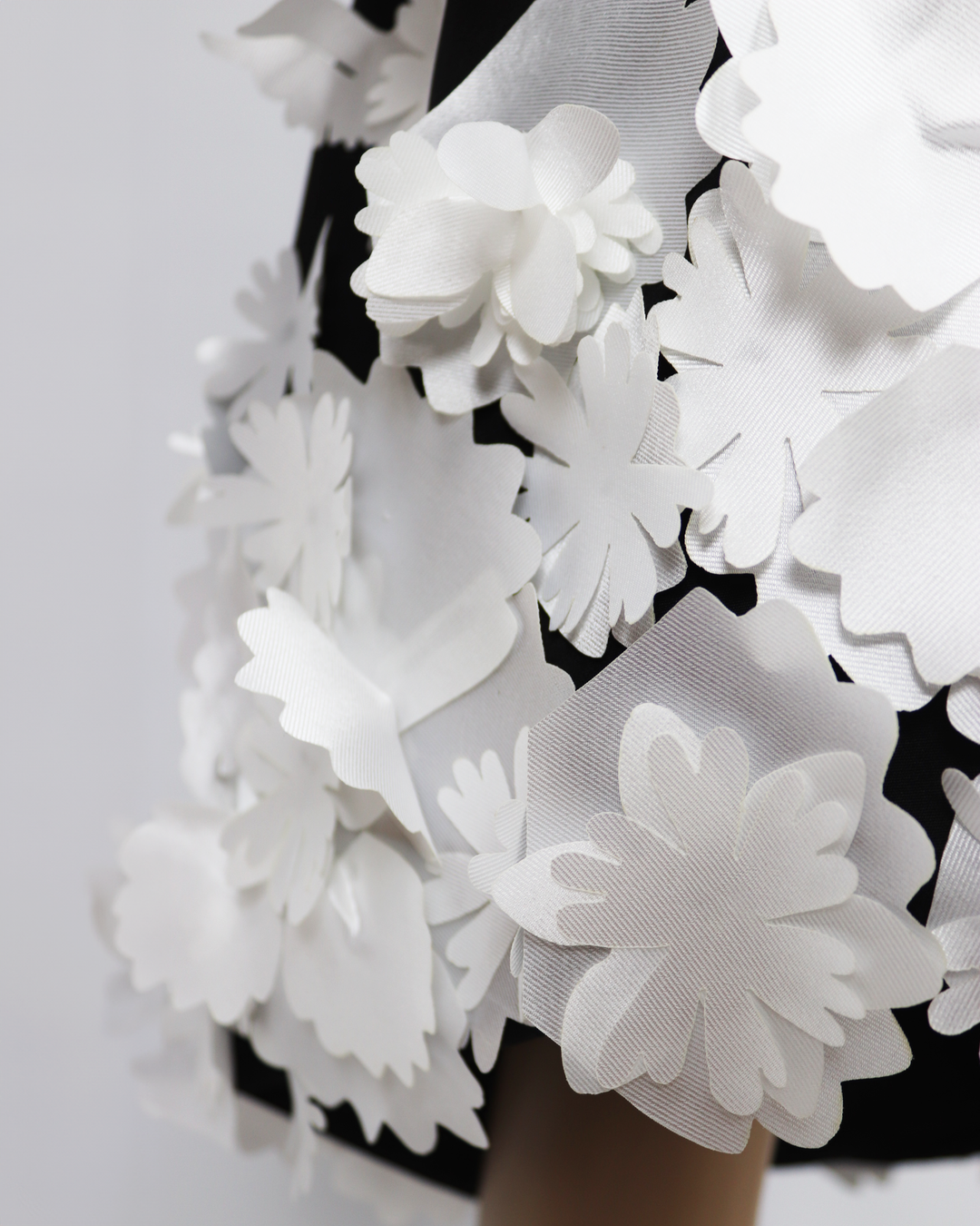 Little black dress with 3D flowered bottom -ODD- JOLLA