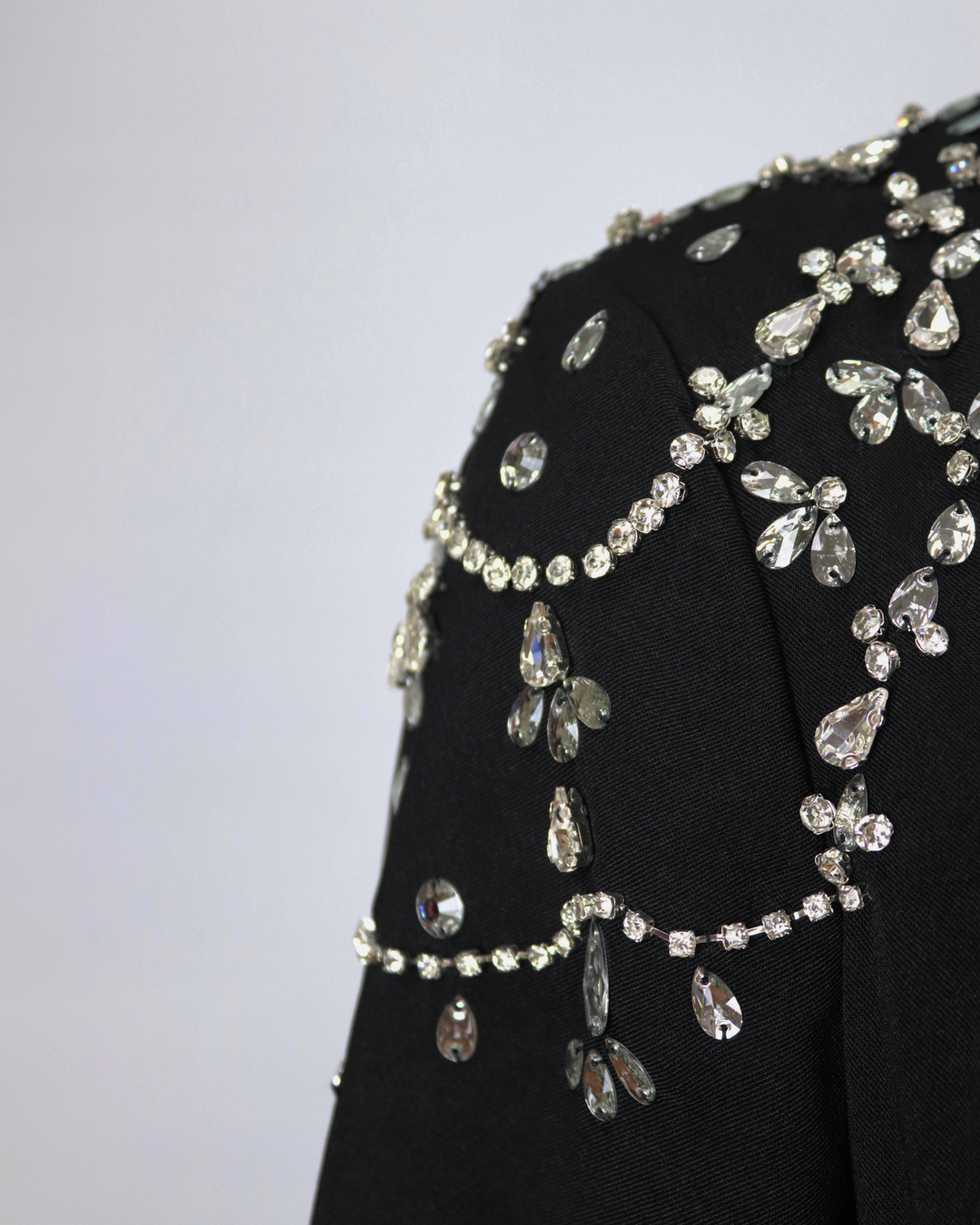 Black column dress with beaded shoulders and long sleeves ODD-Telqo