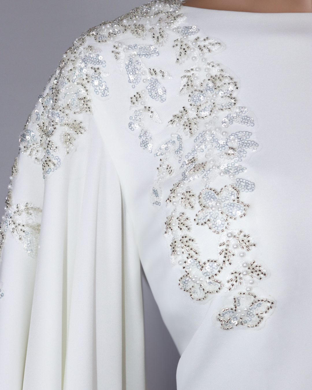 Sequinned shoulders dress with floor-length sleeves