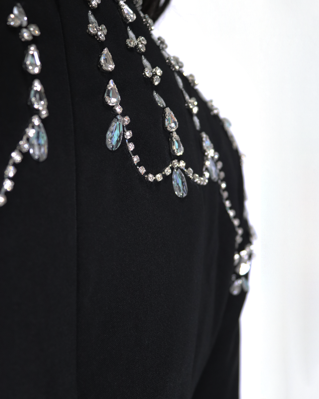 Black column dress with beaded shoulders and long sleeves ODD-Telqo