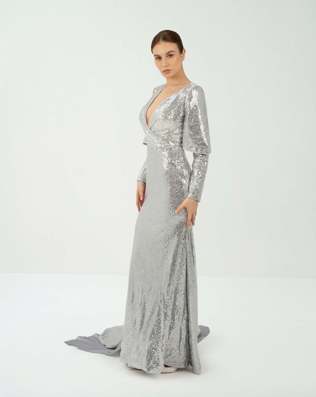 Sequined V-neckline dress with train - ODD-SAGE