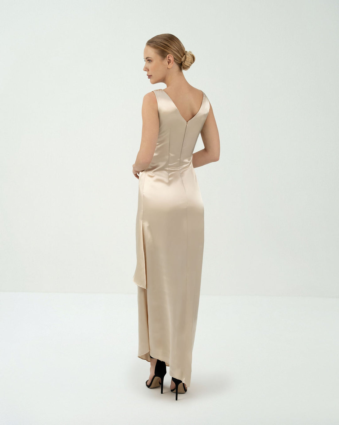 Layered column dress with V neckline  - ODD-LYRA