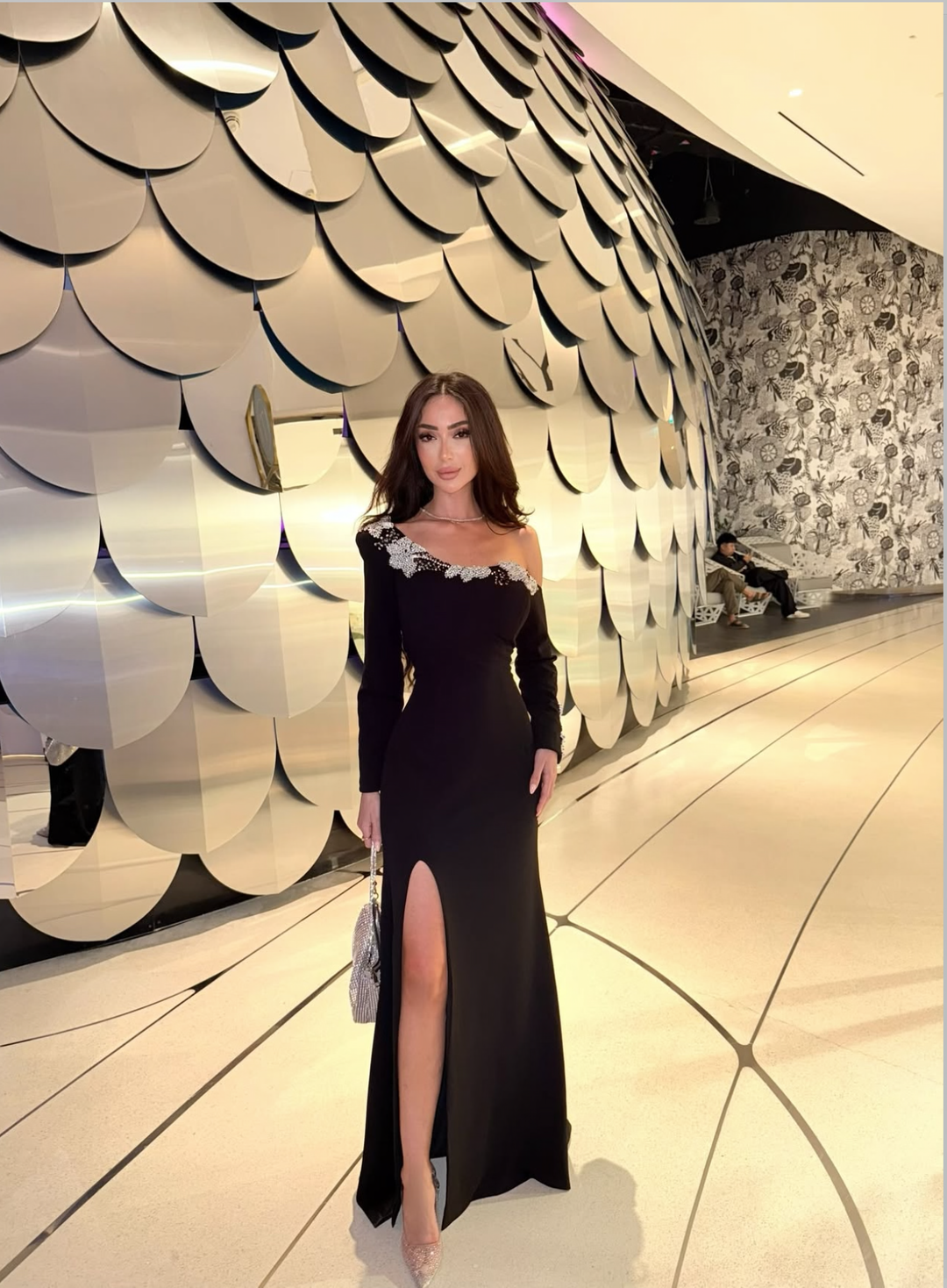 One-sleeve column dress with floral appliqué and front slit – NOIR BELLA