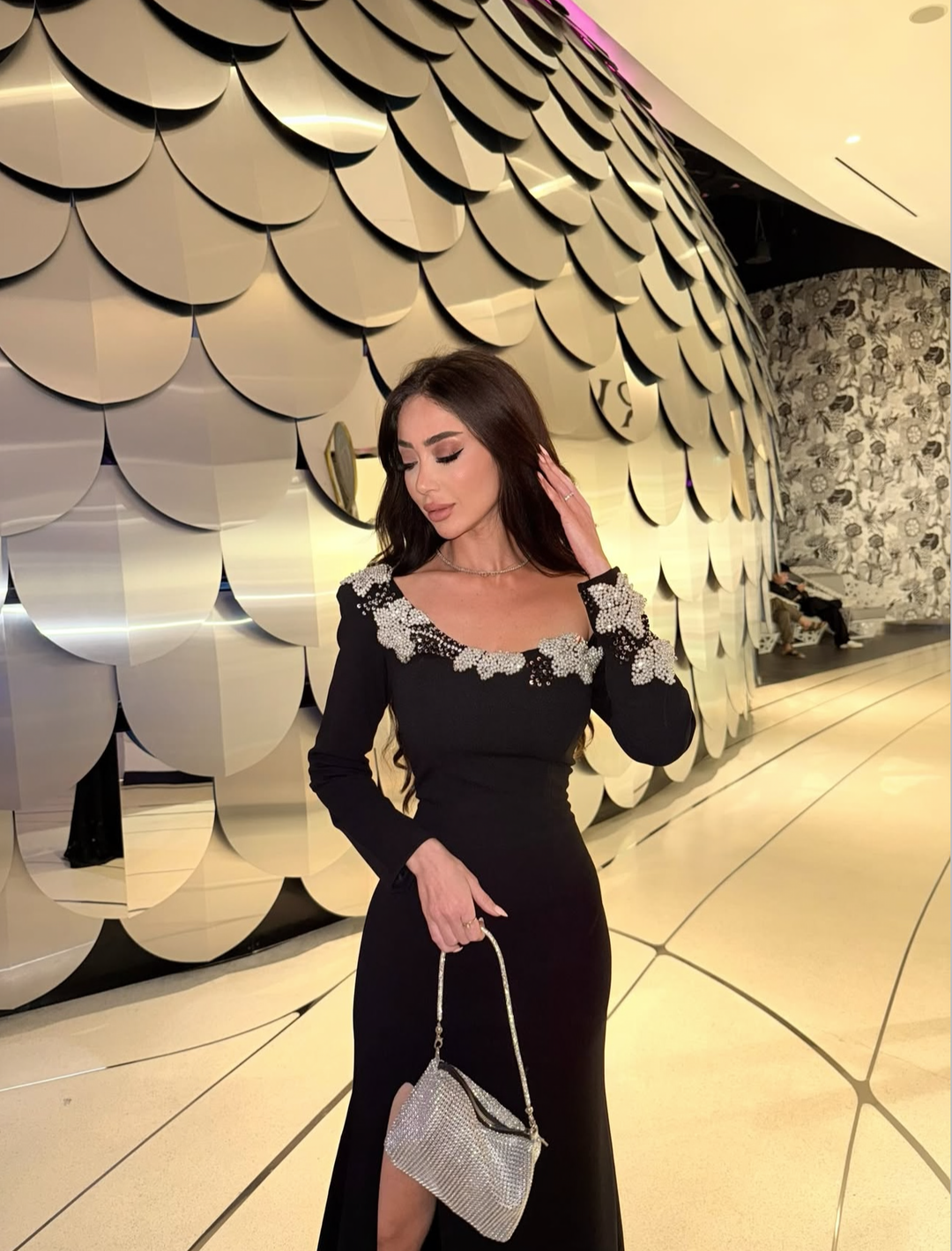 One-sleeve column dress with floral appliqué and front slit – NOIR BELLA
