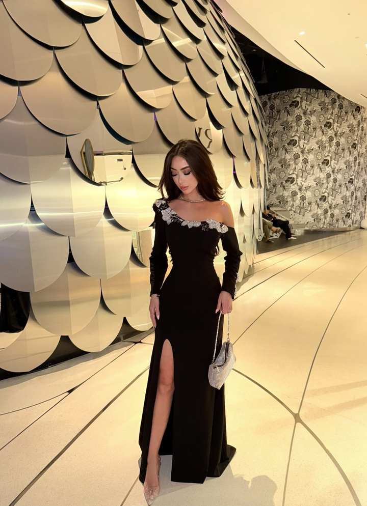 One-sleeve column dress with floral appliqué and front slit – NOIR BELLA