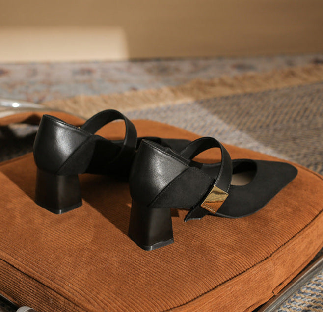 block heel pumps with suede finish and strap detail – ODD- AMARAQLU