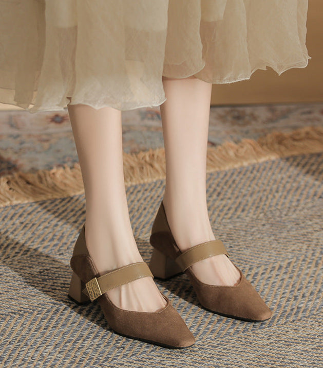 block heel pumps with suede finish and strap detail – ODD- AMARAQLU