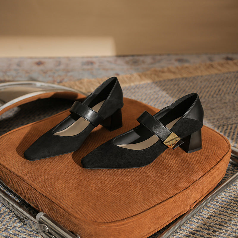 block heel pumps with suede finish and strap detail – ODD- AMARAQLU