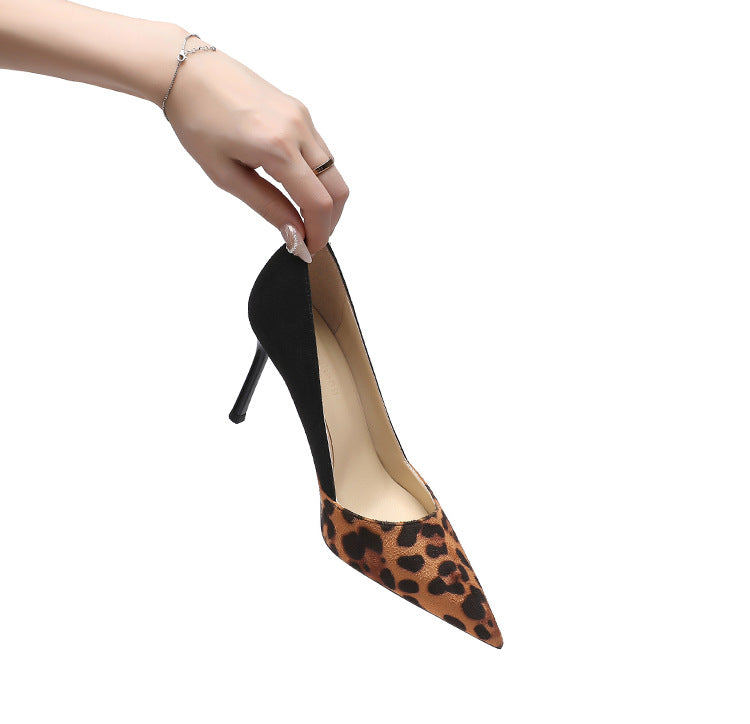 pointed-toe pumps with leopard print and black suede contrast - Solado