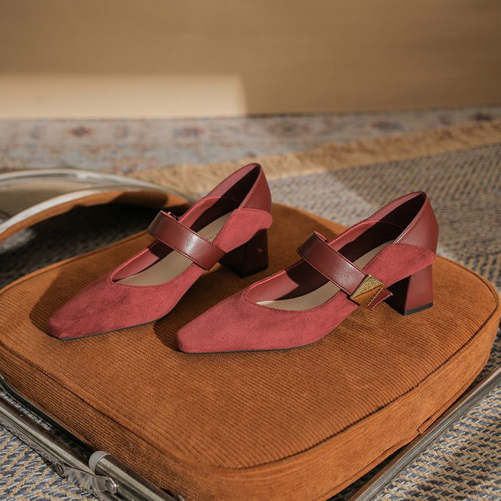 block heel pumps with suede finish and strap detail – ODD- AMARAQLU