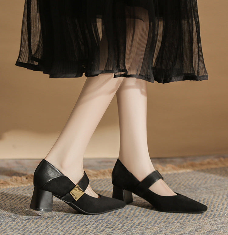block heel pumps with suede finish and strap detail – ODD- AMARAQLU