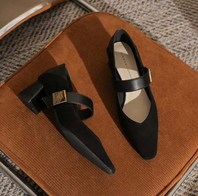 block heel pumps with suede finish and strap detail – ODD- AMARAQLU
