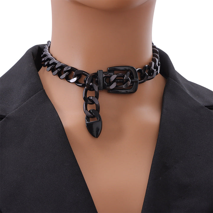Chunky chain choker with buckle and heart pendant - Bebzi