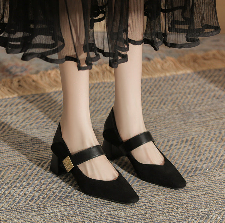 block heel pumps with suede finish and strap detail – ODD- AMARAQLU