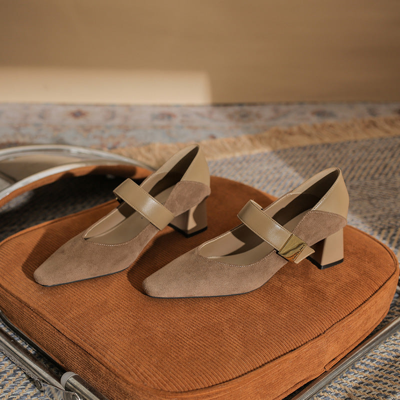 block heel pumps with suede finish and strap detail – ODD- AMARAQLU