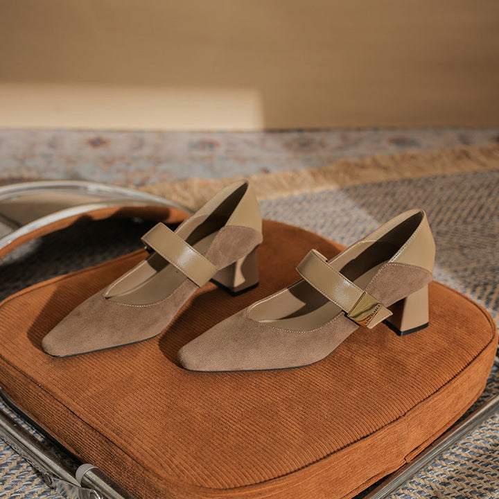 block heel pumps with suede finish and strap detail – ODD- AMARAQLU