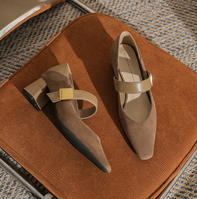 block heel pumps with suede finish and strap detail – ODD- AMARAQLU