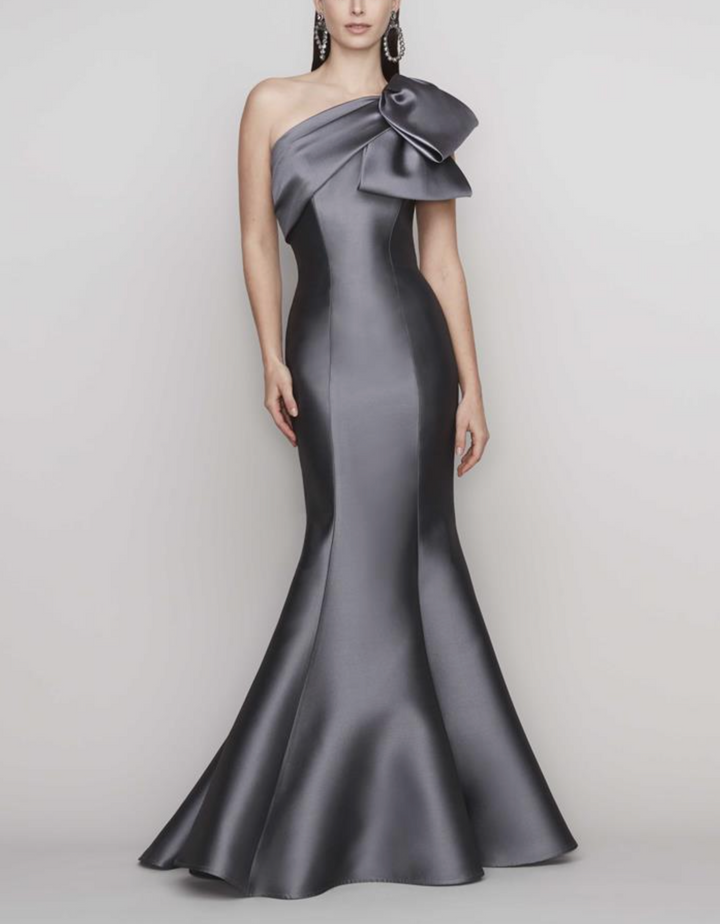 One-shoulder mermaid gown with sculpted satin bow – ODD- STORM