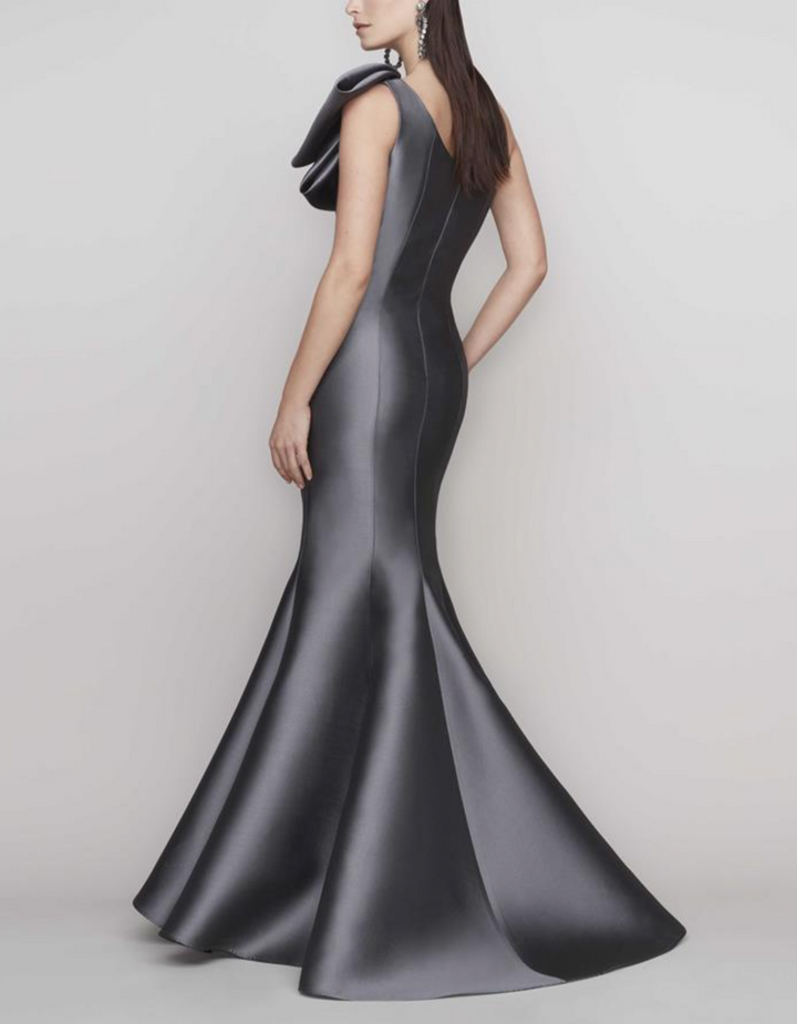 One-shoulder mermaid gown with sculpted satin bow – ODD- STORM