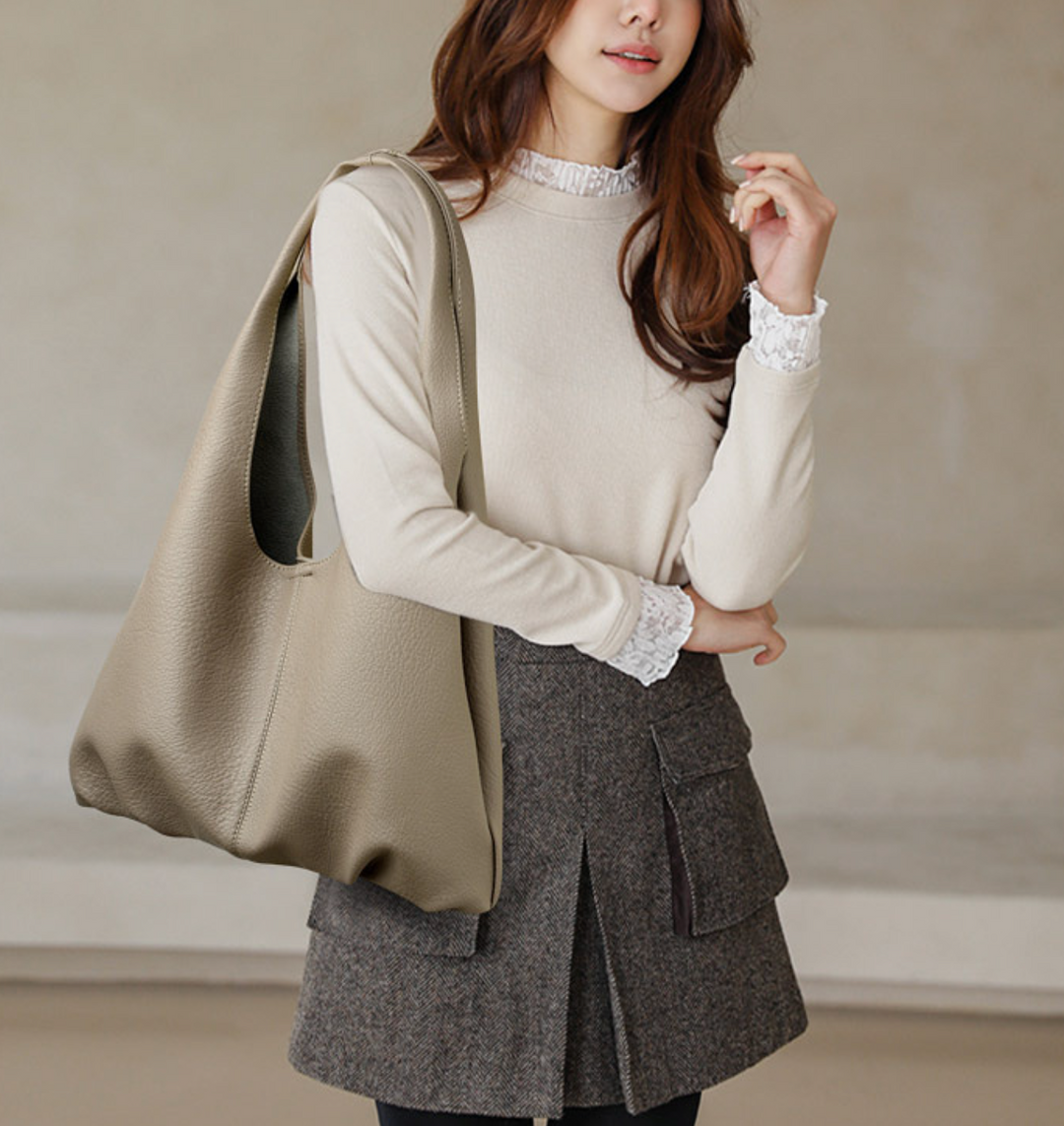 oversized slouchy tote in black grain – RHEA