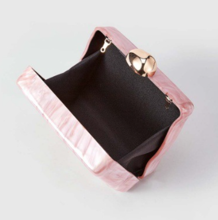 marble-effect hard-case clutch with chain strap – ROSÉA