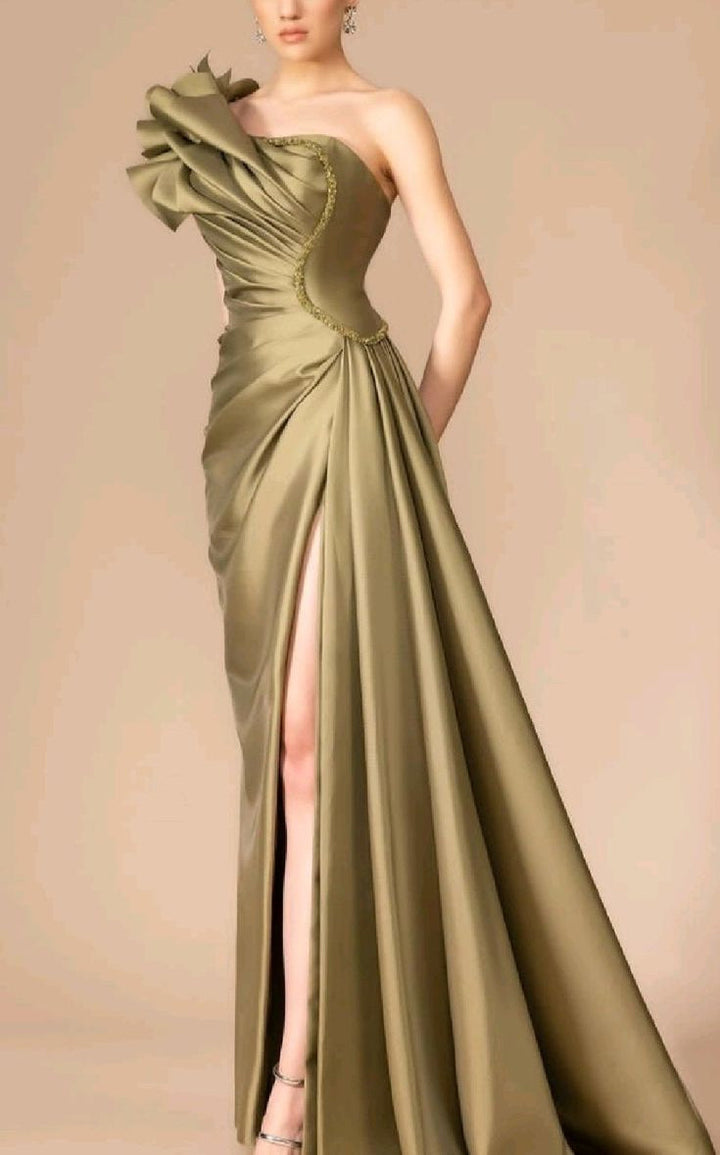 One-shoulder satin dress with sculpted ruffle and high slit – ODD- OLIVIA